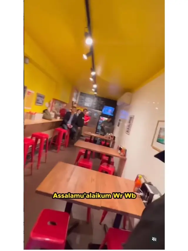 6 Potret Sandiaga Uno Jajal Warkop Viral di New York, Sedia Menu Ala Indonesia