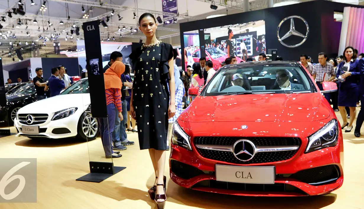 Model mengenakan busana dari desainer Biyan Wanaatmaja  pada gelaran GIIAS 2016 di ICE BSD City Serpong, Banten, (13/8).Fashion yang ditampilkan mencerminkan penumpang dari Marcedes-Benz memiliki image elegan dan prestisius. (Liputan6.com/Fery Pradolo)