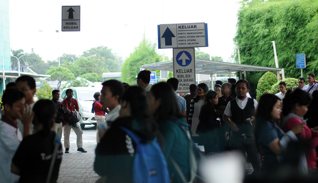 Sejumlah karyawan pertokoan Pondok Indah Mall 1 Jakarta berkumpul di depan pintu 2 Pondok Indah Mall 1 Jakarta. Sebuah ruangan di lantai 2 pusat perbelanjaan Pondok Indah Mall (PIM) I, Jakarta terbakar, Senin (20/4/2015). (Liputan6.com/Helmi Fithriansyah)