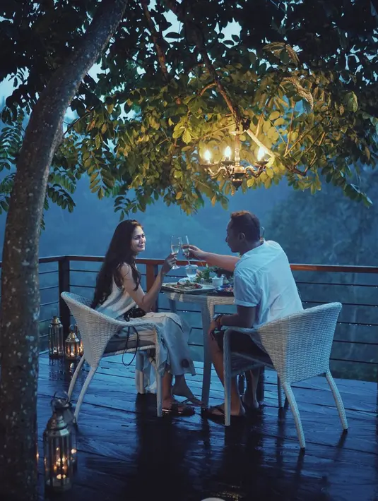 Dan Bali merupakan salah satu tempat liburan favorit bagi keluarga kecil mereka. Mungkin karena Bali merupakan tempat menikah Ringgo Agus Rahman dan Sabai Morscheck. (Foto: instagram.com/ringgoagus)