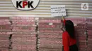 Uang tersebut merupakan bagian dari total Rp 883 miliar, kerugian negara dalam perkara korupsi investasi fiktif PT Taspen. Tampak dalam foto, tumpukan uang sebesar Rp 300 miliar dipamerkan di gedung Merah Putih Komisi Pemberantasan Korupsi (KPK), Jakarta, Kamis (20/11/2025). (Liputan6.com/Helmi Fithriansyah)