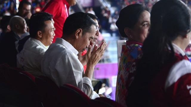 keseruan Presiden Jokowi nonton AG (Foto: Twitter/@MurtadhaOne)