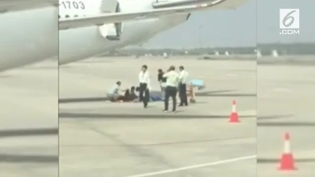 VIDEO: Detik-Detik Pramugari China Terjatuh dari Pesawat