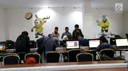 Pekerja sedang menginstal komputer untuk jurnalis media nasional dan luar negeri pada pelaksanaan Asian Games 2018 di Main Press Center (MPC) atau media center Exhibition Hall JCC, Jakarta, Kamis (9/8). (Liputan6.com/Fery Pradolo)