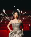 Dibalut dalam rancangan spektakuler dari @arjunputra_official, Erika mengenakan gaun strapless dengan korset penuh taburan kristal yang berkilauan di bawah sorotan lampu. [@snap.nuel].