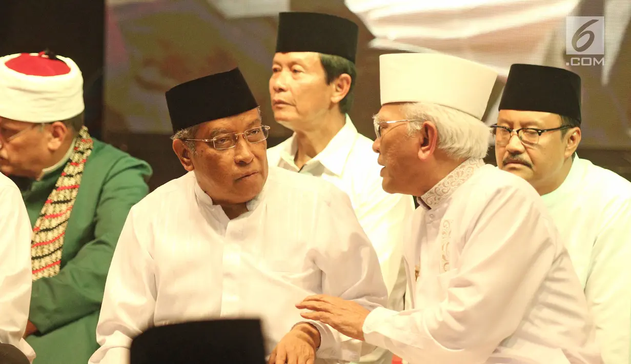 Ketua Umum PBNU Said Aqil Siroj berbincang dengan Mustofa Bisri saat menghadiri peringatan Sewindu Haul Gus Dur di Jakarta, Jumat (22/12). Peringatan tersebut mengangkat tema Semua Demi Bangsa dan Negara. (Liputan6.com/Herman Zakharia)