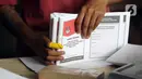 Diketahui ada banyak dus yang terlihat, di mana setiap satu dus berisi 500 lembar surat suara. (merdeka.com/Imam Buhori)
