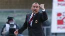 Pelatih AC Milan, Christian Brocchi terlihat memberikan instruksi kepada pemainnya saat melawan Hellas Verona pada lanjutan Liga Italia Seire A pekan ke-35 di Stadio Marc'Antonio Bentegodi, Senin (25/4/2016) malam WIB. (EPA/Filipo Venezia)