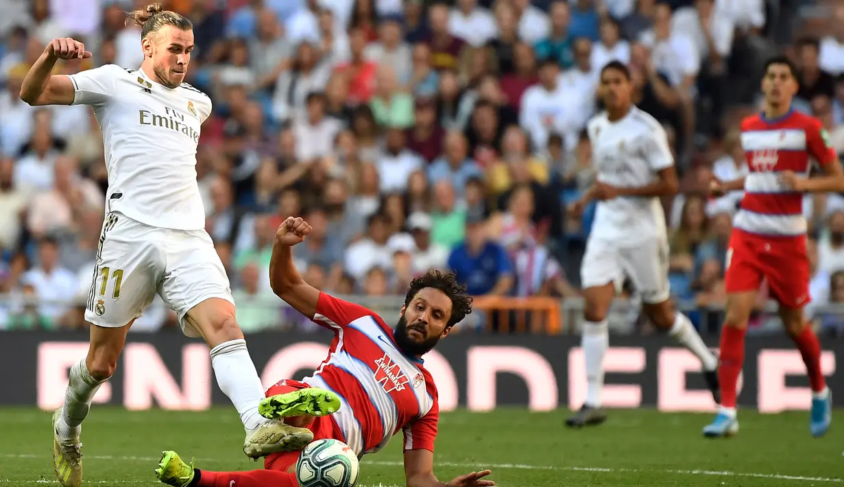 Striker Real Madrid, Gareth Bale, melepas tendangan saat melawan Granada pada laga La Liga Spanyol di Stadion Santiago Bernabeu, Madrid, Sabtu (5/10). Madrid menang 4-2 atas Granada. (AFP/Pierre-Philippe Marcou)