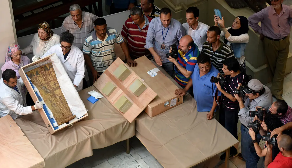 Petugas memperlihatkan sarkofagus kuno di Museum Mesir, Kairo, Selasa (21/6). Artefak kuno tersebut sempat dijarah usai repatriasi dari Israel. (AFP PHOTO / Mohamed El-Shahed)