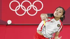 Wakil Indonesia, Gregoria Mariska Tunjung, berhasil memastikan satu tempat di babak perempat final bulutangkis nomor tunggal putri Olimpiade Tokyo 2020, Rabu (28/7/2021). (Foto: AFP/Alexander Nemenov)