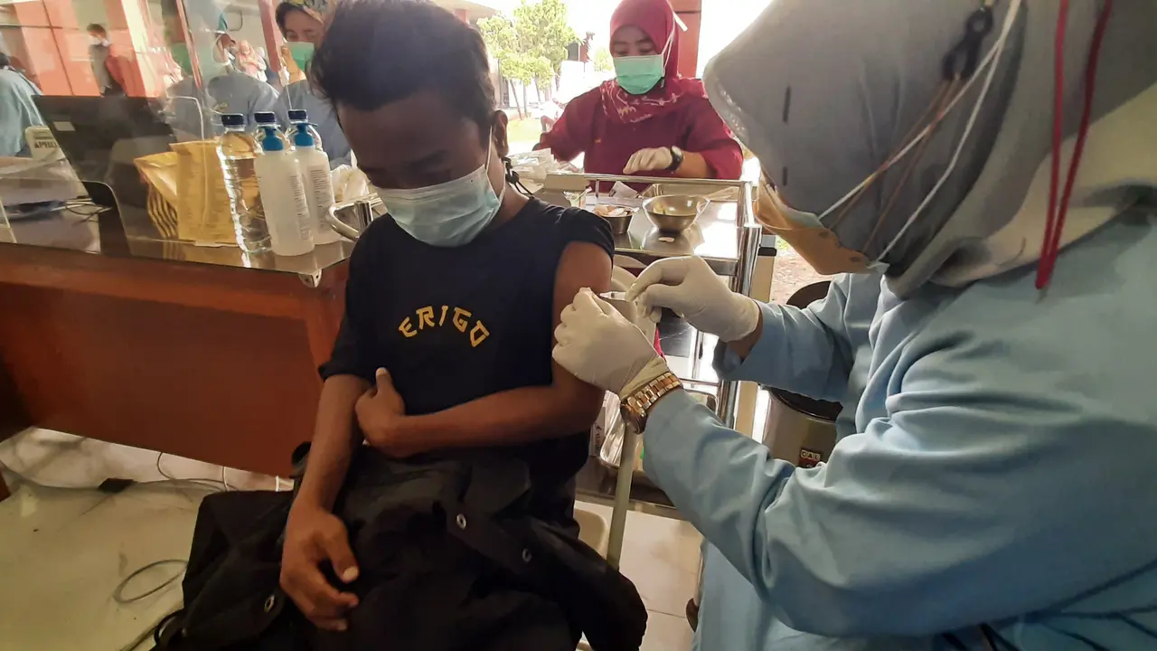 Salah satu pasien thalasemia menerima suntikan vaksin Pfizer di RSUD Tangerang. (Foto: Pramita)
