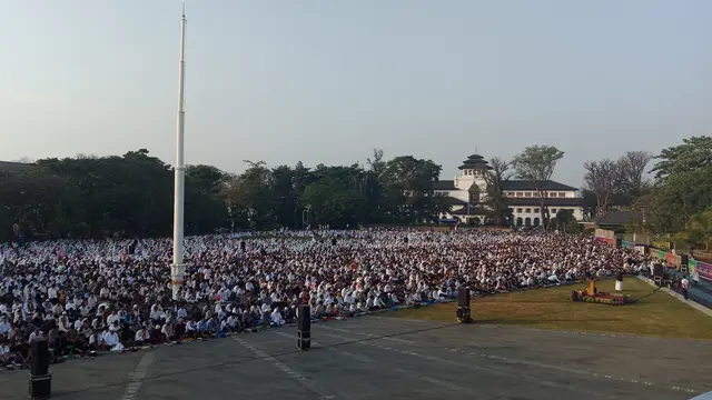 Ribuan warga salat Id