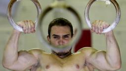 Pesenam putra Brasil peraih emas Olimpiade 2012 London, Arthur Zanetti, dalam sesi latihan di kota kelahirannya Sao Caetano do Sul, Brasil, (14/1/2016). (Reuters/Paulo Whitaker)