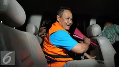 Pegawai Negri Sipil (PNS)  Pemerintah Kabupaten (Pemkab) Klaten, Sularman menaiki mobil usai menjalani penyelidikan di KPK, Jakarta, Sabtu (31/12). (Liputan6.com/Helmi Affandi)