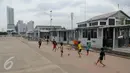 Sejumlah anak bermain bola di pelataran Pelabuhan Kali Adem, Muara Angke, Jakarta, Rabu (4/1). Mereka yang tinggal di pemukiman sekitar memanfaatkan Kali Adem sebagai arena bermain selama mengisi masa liburan sekolah. (Liputan6.com/Gempur M Surya)