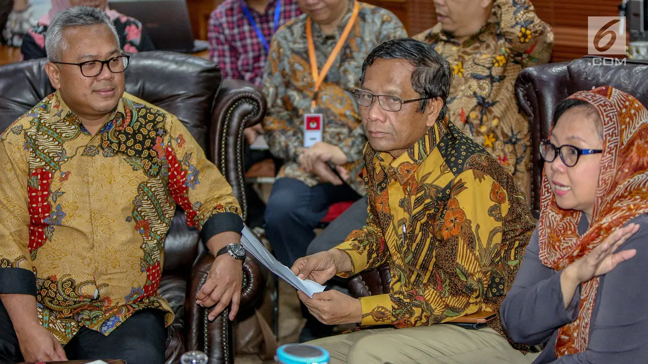 Beri Dukungan Moral, Mahfud MD Sambangi KPU