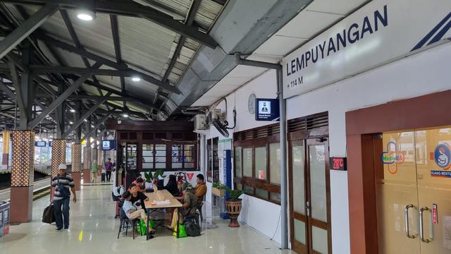 Suasana stasiun di Lempuyangan, Yogyakarta, Minggu (29/12/2024