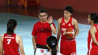Kepala Pelatih Timnas Basket Putri, Bambang Asdianto, sedang memberikan arahan kepada pemainnya. (Bola.com/Arief Bagus)