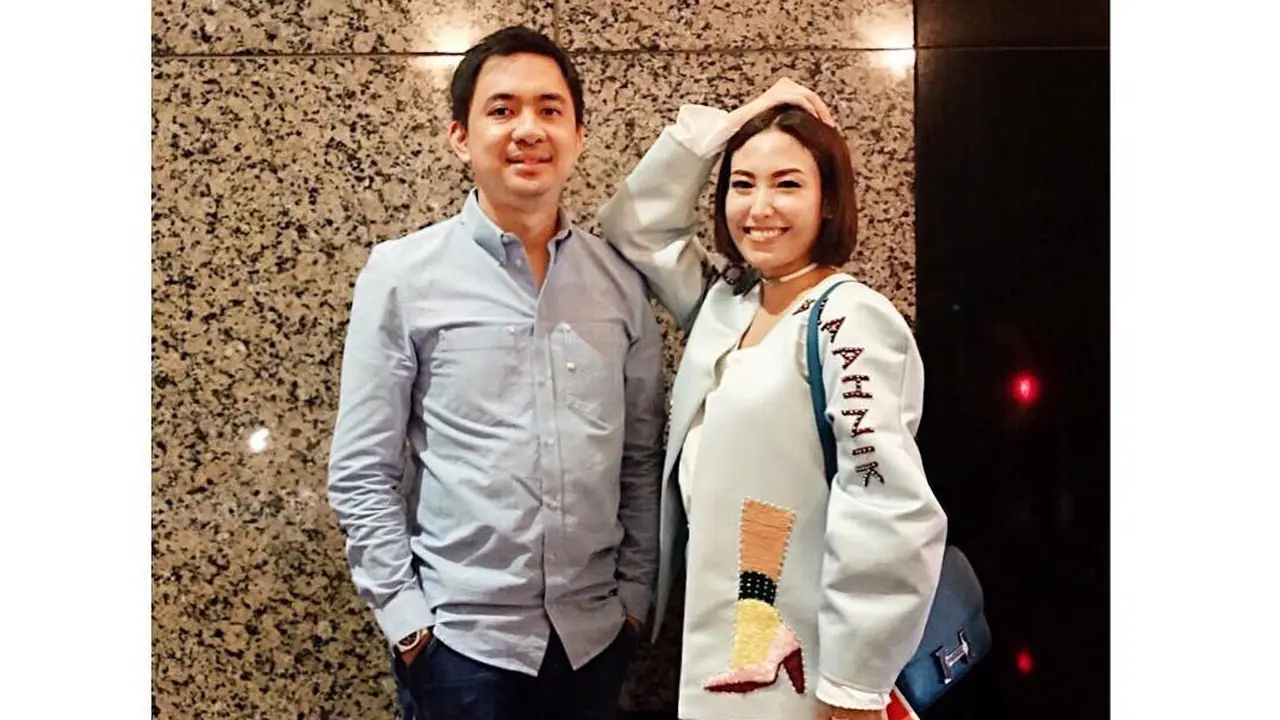 [Bintang] 8 Foto Ayu Dewi dan Regi Datau yang Kocak Tapi Romantis