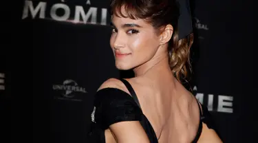 Aktris Sofia Boutella berpose saat menghadiri pemutaran perdana film "The Mummy" di Paris, Prancis, (30/5).  Model 35 tahun ini tampil menawan dengan gaun berwarna hitam.  (AP Photo / Francois Mori)