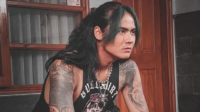 Gaya Renaga Tahier Pakai Kaus Singlet, Pamer Tato di Lengan