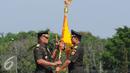 Jenderal TNI Moeldoko(kanan) menyerahkan panji kepada Jenderal TNI Gatot Nurmantyo saat Serah Terima Jabatan Panglima TNI di Mabes TNI Jakarta, (14/7/2015). Gatot resmi dilantik sebagai Panglima TNI pada8 Juni lalu. (Liputan6.com/Helmi Fithriansyah)