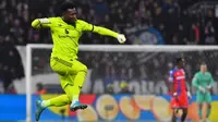Kiper Manchester United asal Kamerun #24, Andre Onana, merayakan gol setelah penyerang Manchester United asal Denmark #09, Rasmus Hojlund (tidak terlihat), mencetak gol selama pertandingan sepak bola Liga Eropa UEFA antara Viktoria Plzen dan Manchester United di Plzen, Republik Ceko, Jumat dini hari WIB (13/12/2024). (Michal Cizek/AFP)