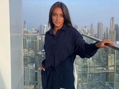 Evlin Khalifa menjadi perwakilan Bahrain dalam ajang kencantikan Miss Universe 2022. Dirinya menjadi sorotan netizen karena menolak memakai bikini dalam kompetisi pakaian renang. (Liputan6.com/IG/@evlin_khalifa)