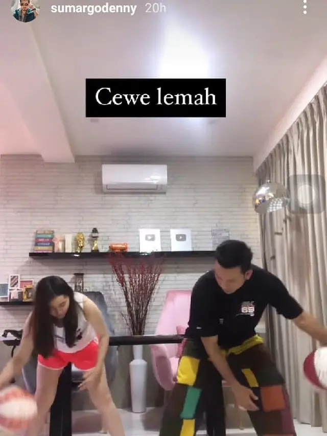 5 Momen Manis Denny Sumargo dan Istri Usai Menikah, Main Basket Bareng