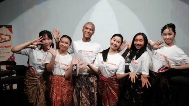 Adit Marciano dan lima penyanyi terpilih yang akan tampil di Gala Ulang Tahun ke-40 New York Pops Orchestra di Carnegie Hall, New York City, AS, pada Mei 2023. (Foto: Tim Camp Broadway Indonesia)