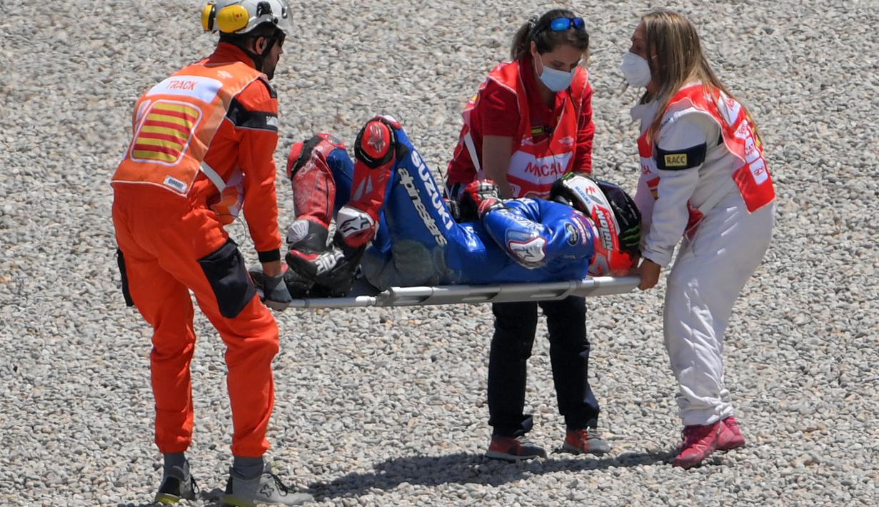 Selain Nakagami, Alex Rins pun juga ikut ditandu keluar lintasan. (AFP/Lluis Gene)