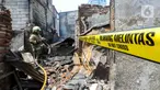 Garis polisi terpasang saat seorang petugas pemadam kebakaran melakukan pemadaman pada bangunan pascakebakaran yang melanda kawasan permukiman padat penduduk di Petojo Selatan, Jakarta, Kamis (24/8/2023). Kebakaran tersebut menghanguskan bangunan yang dihuni 196 kepala keluarga (KK) dan merenggut korban jiwa dua orang lansia. (Liputan6.com/Johan Tallo)