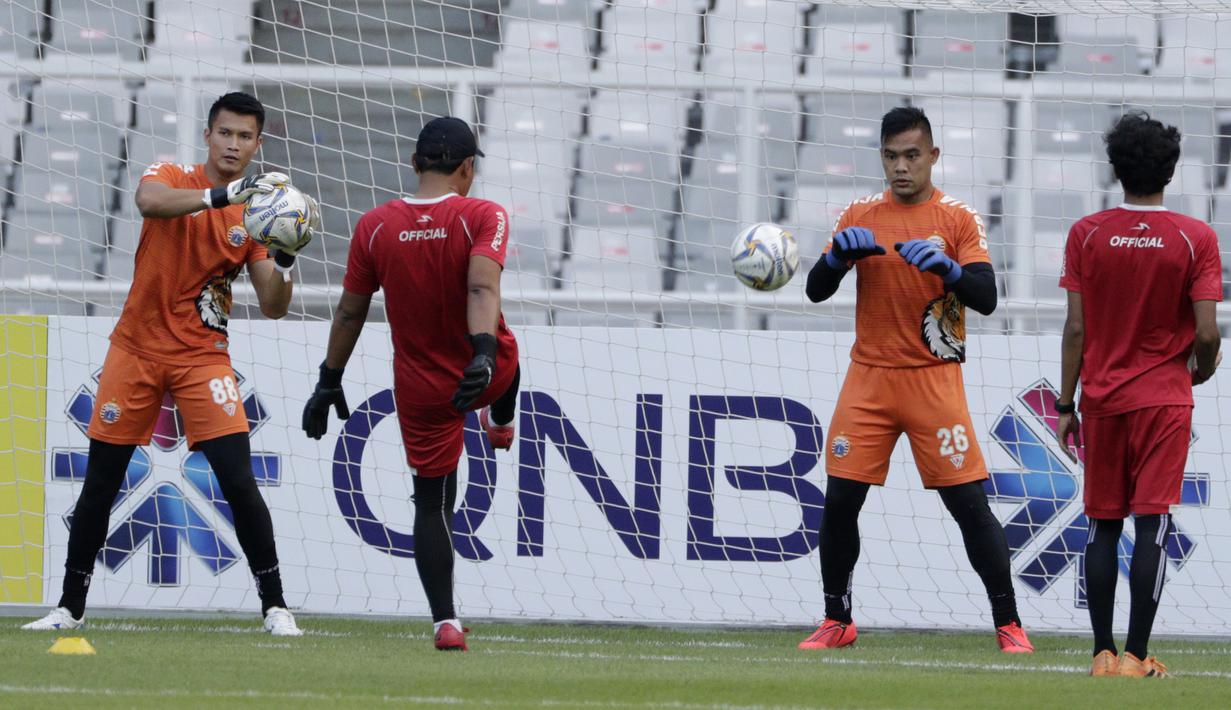 Kiper Persija Jakarta, Andritany Ardhiyasa dan Shahar Ginanjar saat latihan jelang laga Piala AFC 2019 di SUGBK, Jakarta, Senin (25/2/2019). Persija akan Melawan Becamex Binh Duong. (Bola.com/M Iqbal Ichsan)