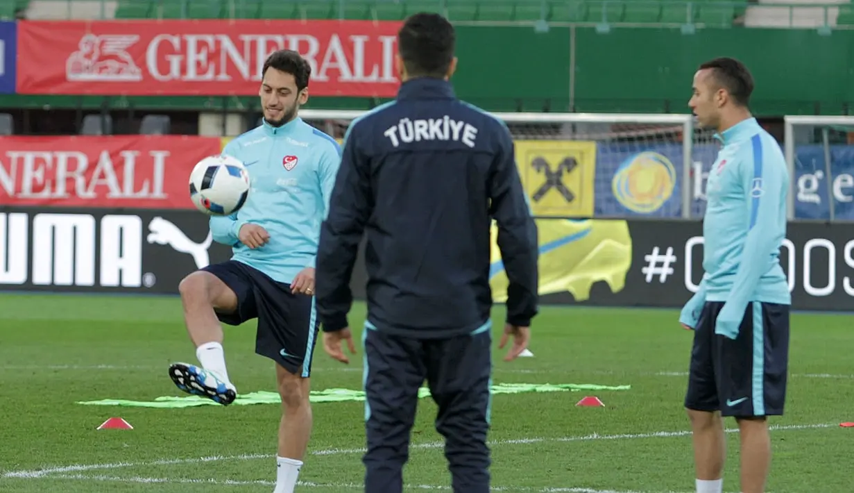 Gelandang asal klub Bayern Leverkusen, Hakan Calhanoglu, memamerkan skillnya dalam mengolah si kulit bundar.  (Bola.com/Reza Khomaini)
