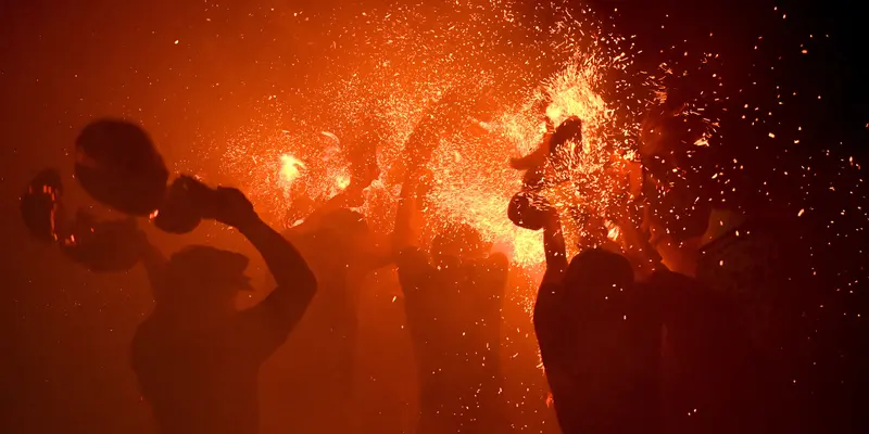 Menyaksikan Ritual Perang Api Para Pemuda di Bali