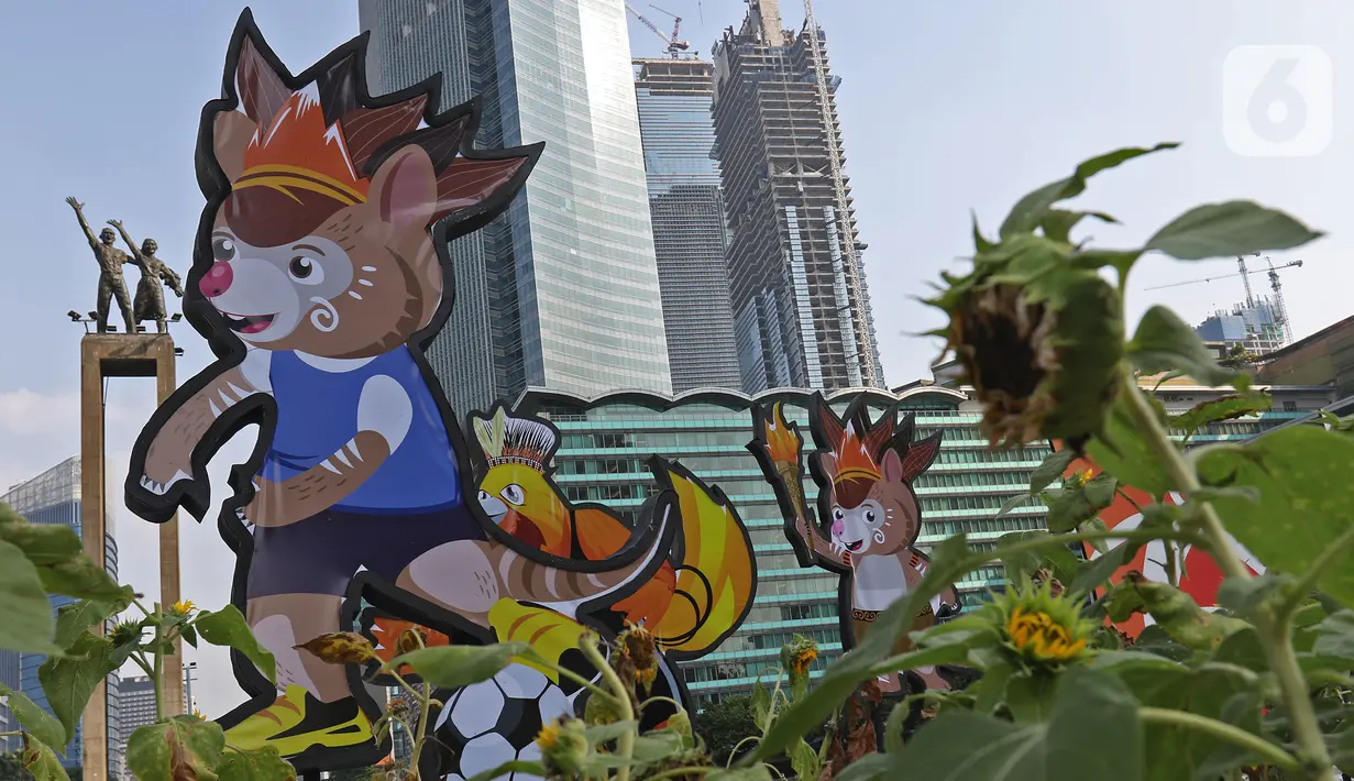 Maskot dan slogan Pekan Olahraga Nasional (PON) XX Papua terpasang di Bundaran Hotel Indonesia, Jakarta, Jumat (16/07/2021). Pemasangan maskot PON XX Papua itu bentuk promosi kegiatan pekan olahraga yang diselenggarakan tiap empat tahun sekali. (Liputan6.com/Herman Zakharia)