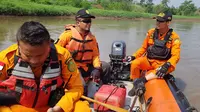 Tim SAR gabungan turun mencari warga yang nyemplung di Sungai Citarum. (Dok. Basarnas)