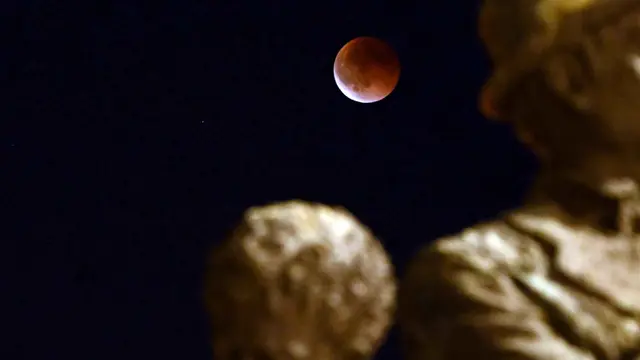 Kembali Hiasi Langit, Seperti Ini Penampakan Fenomena “Blood Moon” di Berbagai Negara