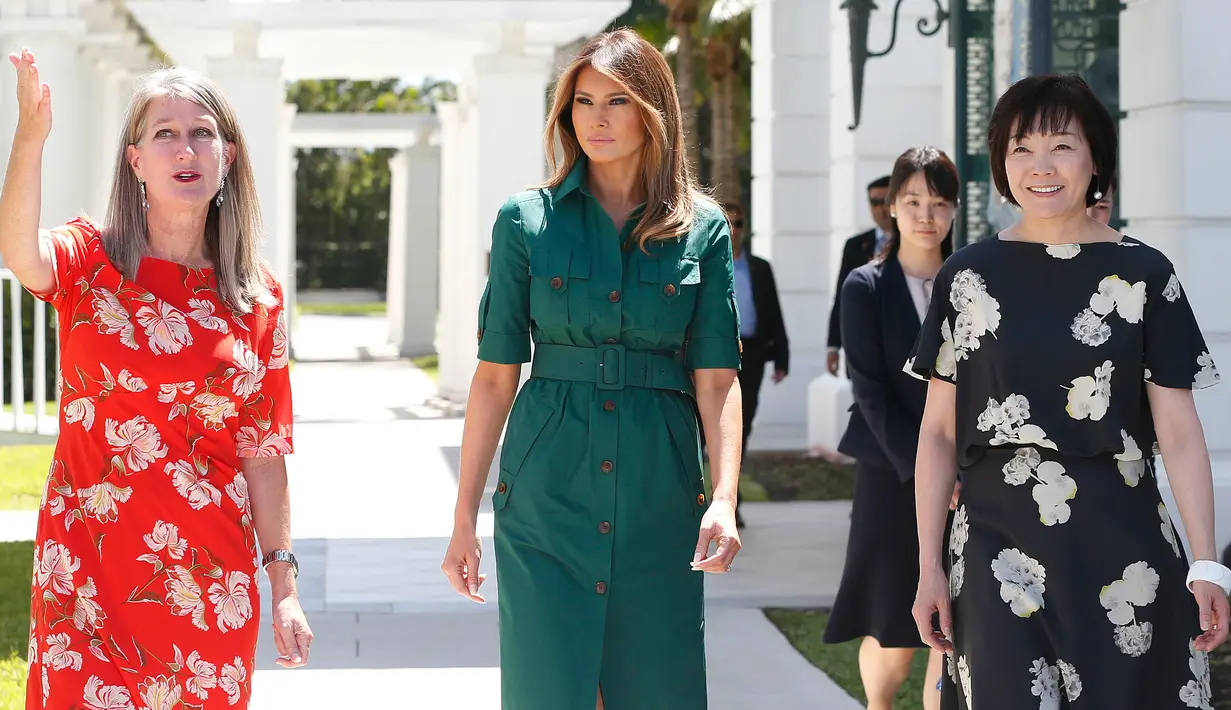 Istri Presiden AS, Donald Trump, Melania Trump bersama Istri Perdana Menteri Jepang Shinzo Abe, Akie menyimak penjelasan direktur museum Erin Manning (kiri) saat kunjungan ke Museum Flagler di Palm Beach, Florida (18/4). (AFP/Rhona Wise)