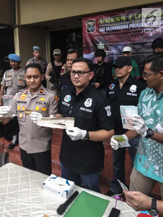 Kasat Narkoba Polres Metro Jakbar AKBP Erick Frendriz  menujukkan barang bukti milik  artis Claudio Martinez saat rilis narkoba di Polres Jakarta Barat, Jumat (9/11). Claudio ditangkap dengan barang bukti 7,96 gram ganja. (Liputan6.com/Faizal Fanani)