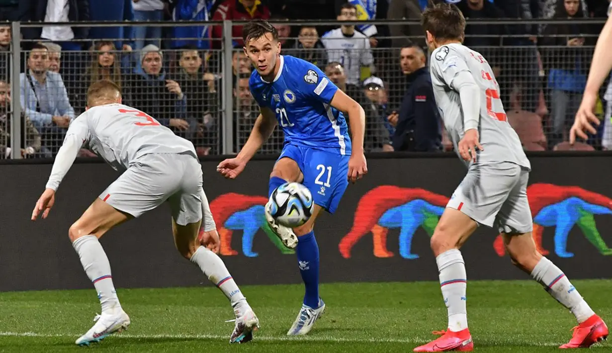 Hanya saja, Portugal menang selisih gol atas Bosnia and Herzegovina usai mengalahkan Liechtenstein dengan skor 4-0. (ELVIS BARUKCIC/AFP)