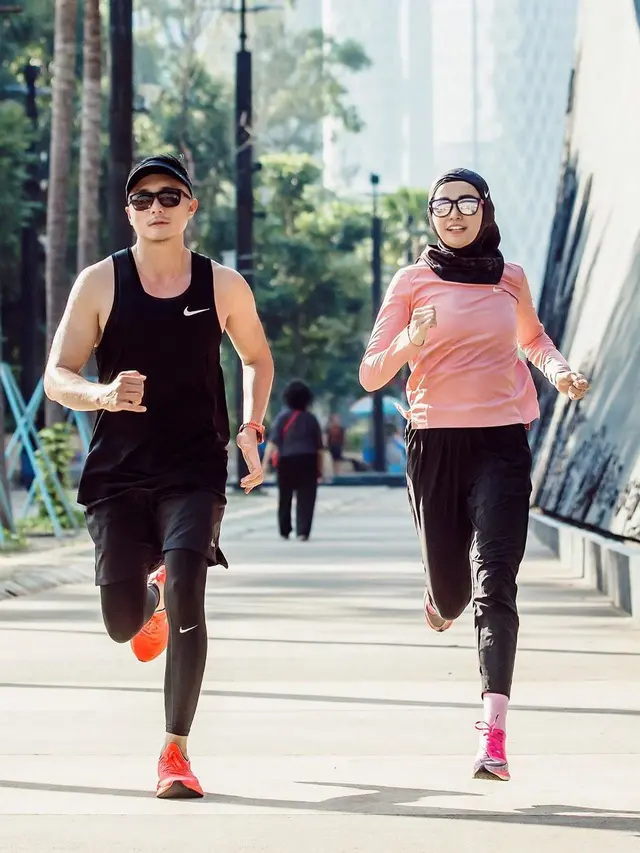 Tampil Tertutup dan Behijab, Ini 7 Gaya Sporty Soraya Larasati