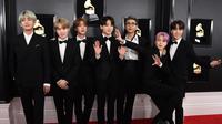 Boyband Korea Selatan, Bangtan Boys alias BTS menghadiri perhelatan Grammy Awards 2019 di Staples Center, Los Angeles, Minggu (10/2). Beberapa member seperti J-Hope, Suga, Jin dan Jongkook memilih mengenakan dasi kupu-kupu. (Jordan Strauss/Invision/AP)