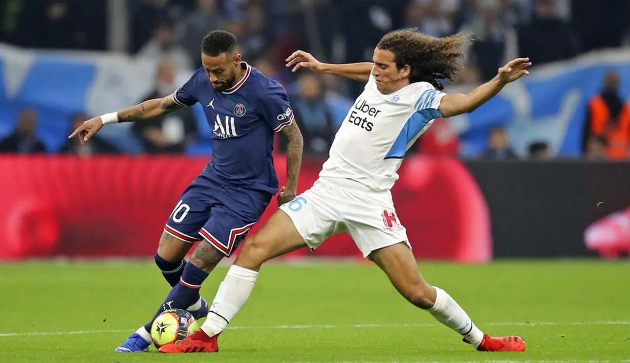 Pemain Marseille Matteo Guendouzi (kanan) berebut bola dengan pemain Paris Saint-Germain Neymar pada pertandingan Liga Satu Prancis di Marseille, Prancis, Minggu (24/10/2021). Pertandingan berakhir dengan skor 0-0. (AP Photo/Daniel Cole)
