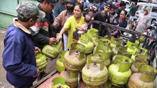 Warga mengantri untuk membeli gas elpiji subsidi 3 kg di Kota Tangerang, Banten, Selasa (4/2/2025). (Liputan6.com/Angga Yuniar)