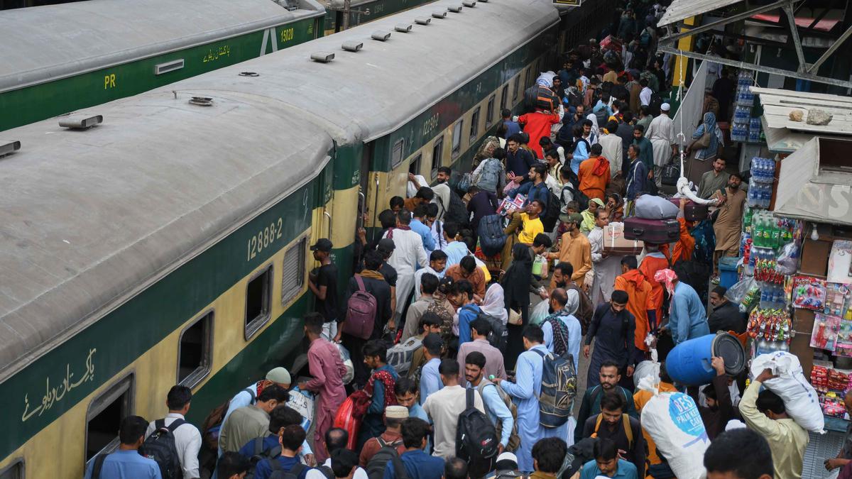 Mudik Idul Fitri, Warga Pakistan Berbondong-bondong Padati Stasiun Kereta