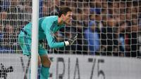 Asmir Begovic digaji 60 ribu per minggu atau setara dengan Rp 989 juta. (GLYN KIRK / AFP)