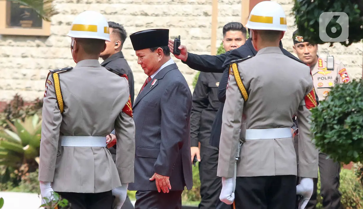 Kedatangan Prabowo Subianto disambut langsung Kapolri Jenderal Pol Listyo Sigit Prabowo. (Liputan6.com/Herman Zakharia)