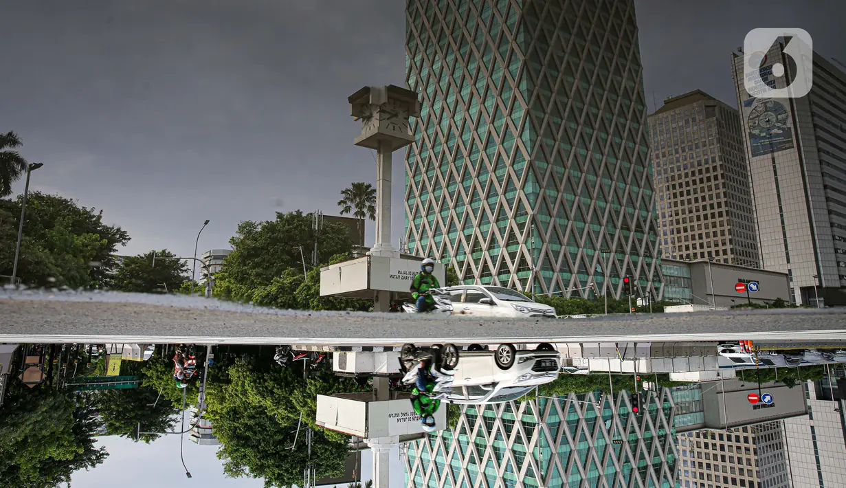 Kendaraan melintas di sekitar Menara Jam Thamrin, Jakarta, Sabtu (29/5/2021). PT MRT Jakarta (Perseroda) akan merelokasi Menara Jam Thamrin yang terletak di perempatan antara Jalan MH Thamrin dan Jalan Kebon Sirih pada Juli 2021. (Liputna6.com/Faizal Fanani)
